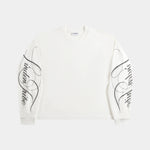 Hvid herre sweatshirt med sort grafisk tekst og linjer på lange ærmer