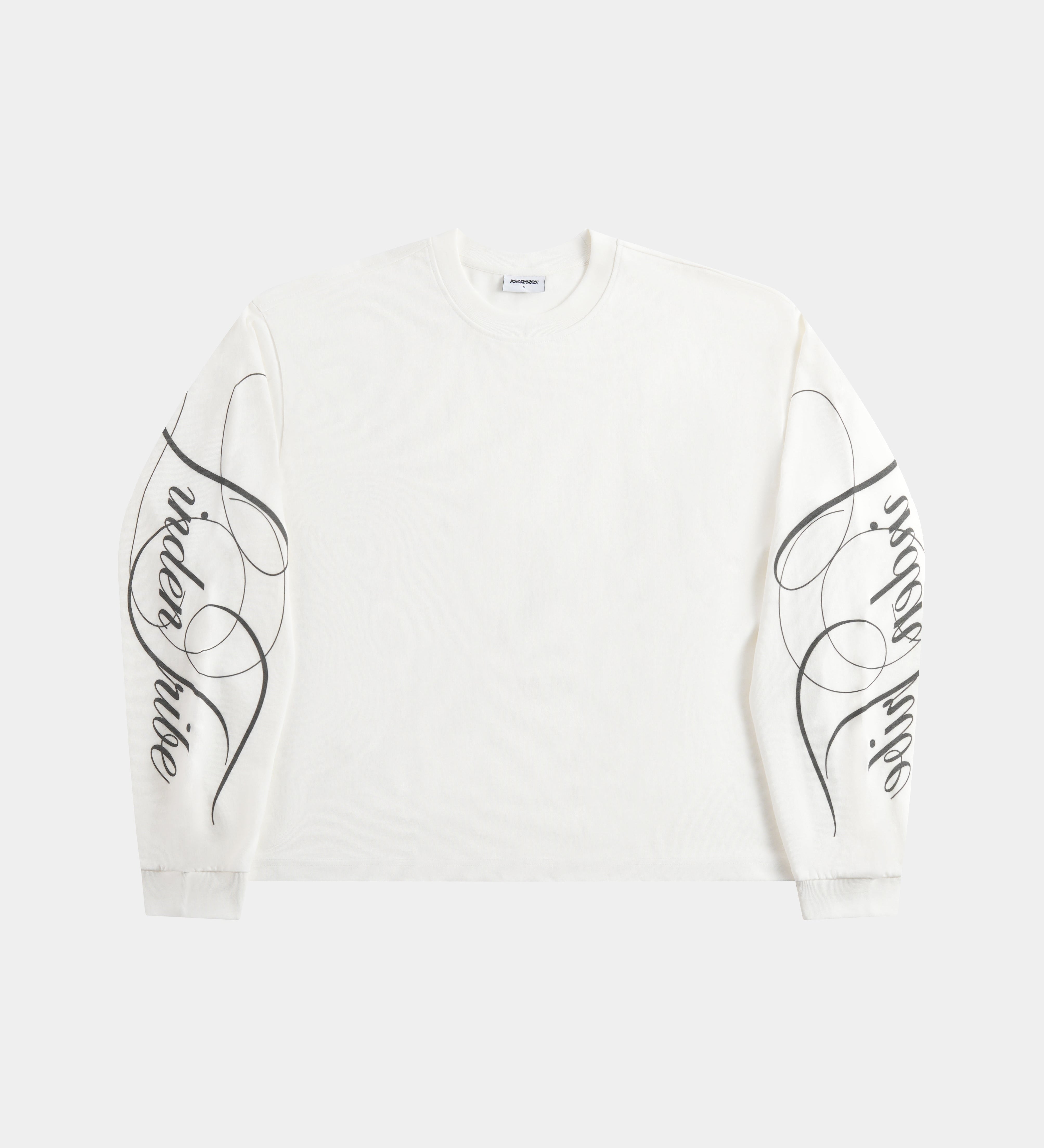 Hvid herre sweatshirt med sort grafisk tekst og linjer på lange ærmer