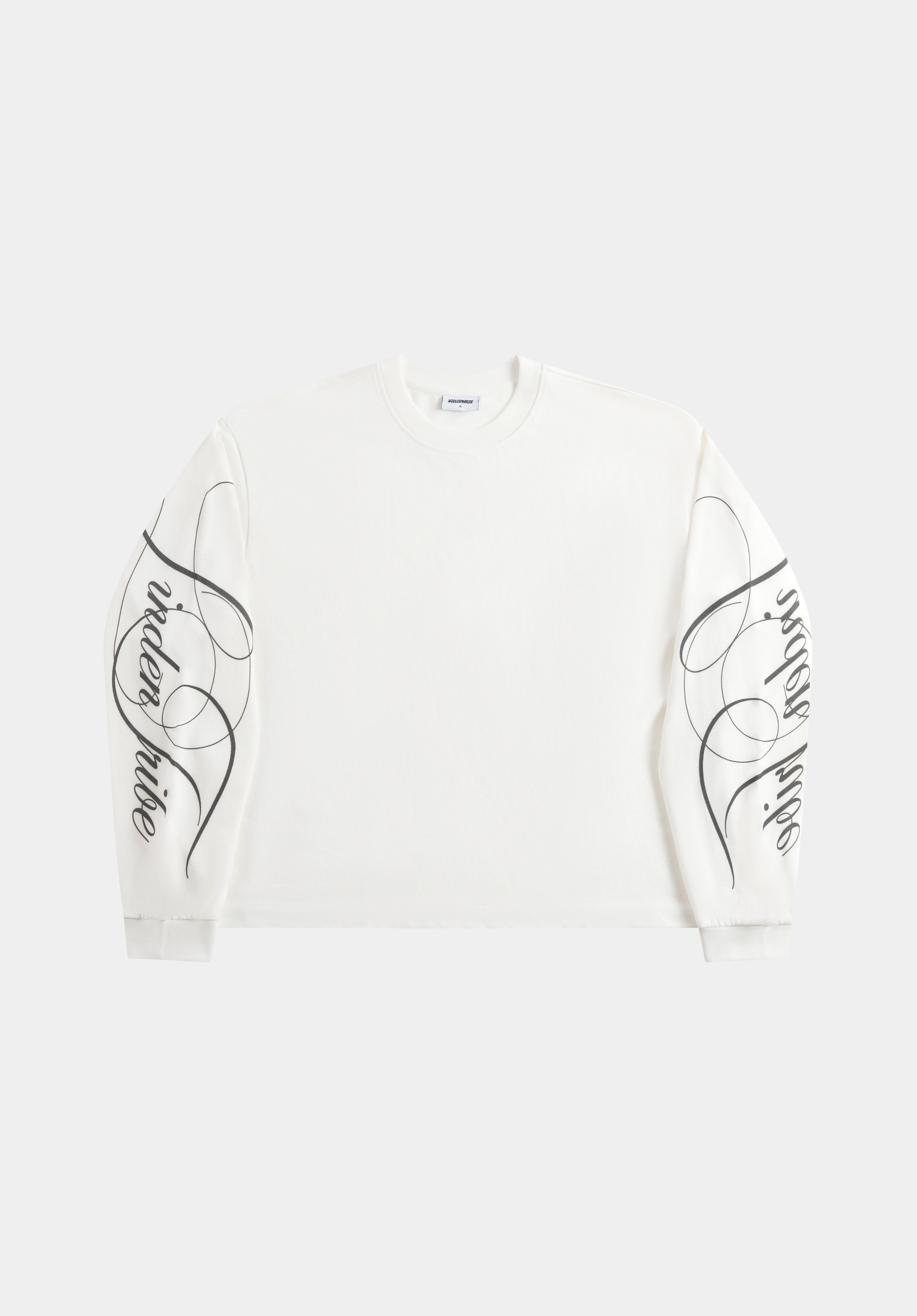 Hvid herre sweatshirt med sort grafisk tekst og linjer på lange ærmer