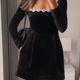 Robe courte femme à encolure carrée, manches longues et bordure décorative