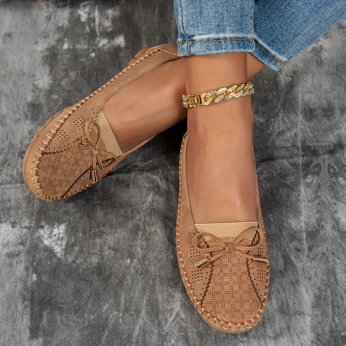 Dame loafers med perforeret overflade, sløjfedetalje og flad rillet sål