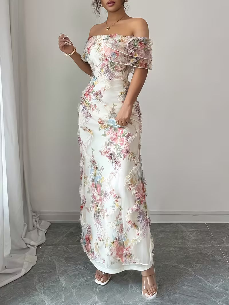 Kvinde i blå blomsterprintet off-shoulder maxikjole