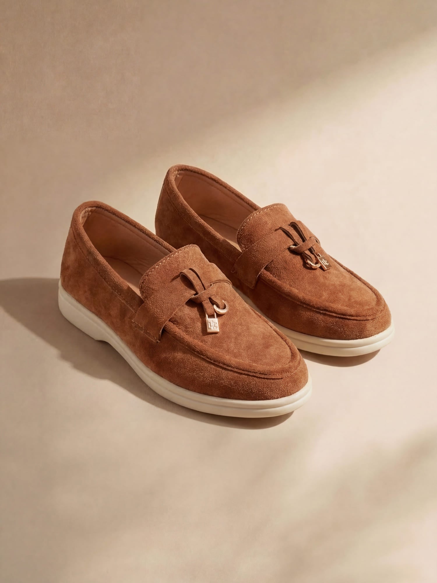 Dame loafers med spids tå og dekorativt metalspænde