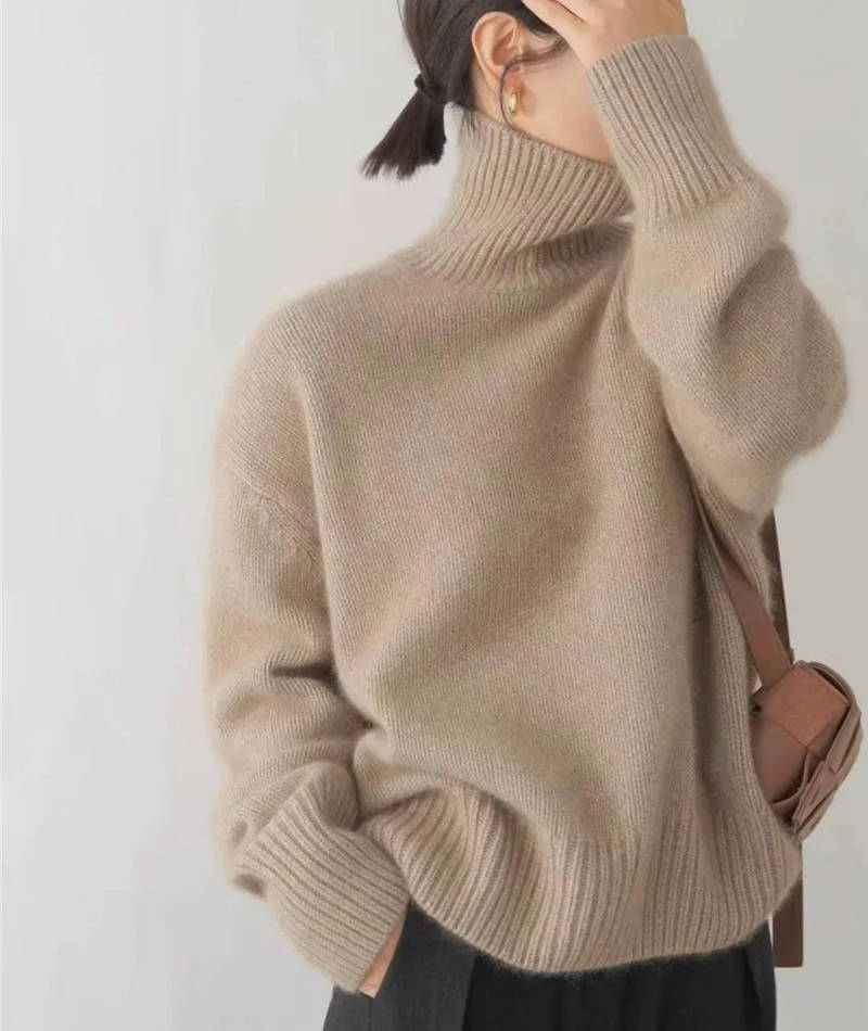 Dame i ensfarvet rullekravesweater med lange ærmer og ribkanter