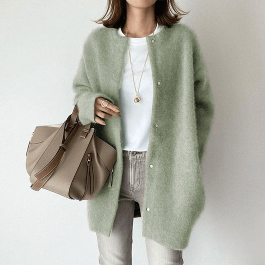Dame i lang strikket cardigan med rund hals og knaplukning