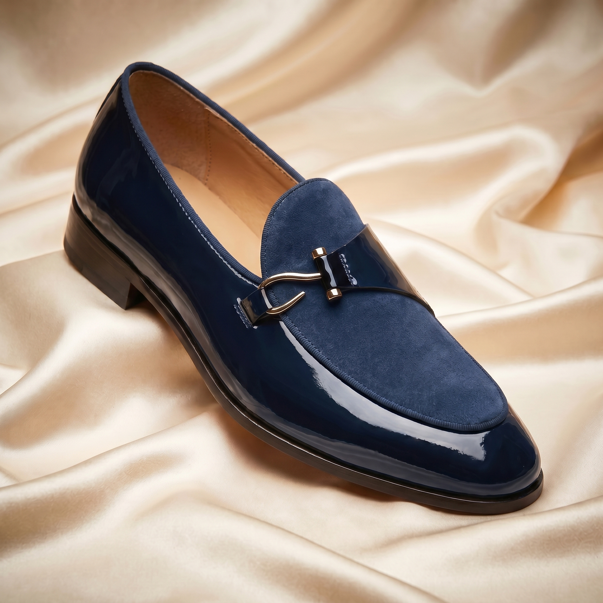 Herre loafers med blank overflade, rund tå og metalldetalje