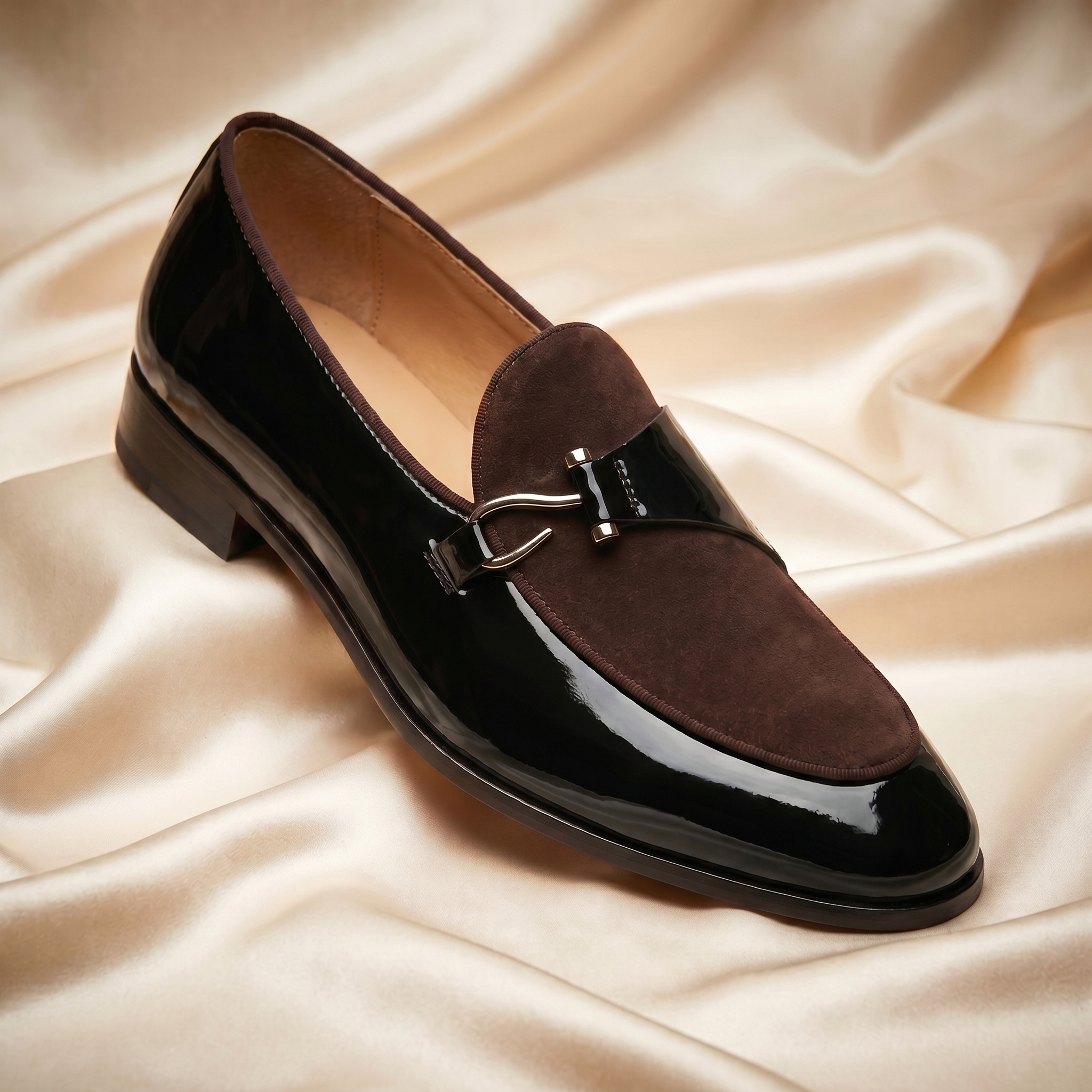 Herre loafers med blank overflade, rund tå og metalldetalje