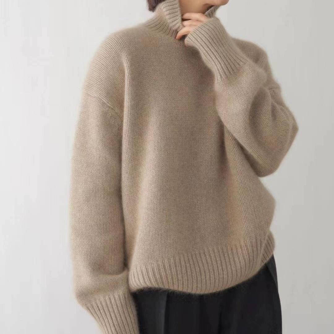 Dame i ensfarvet rullekravesweater med lange ærmer og ribkanter