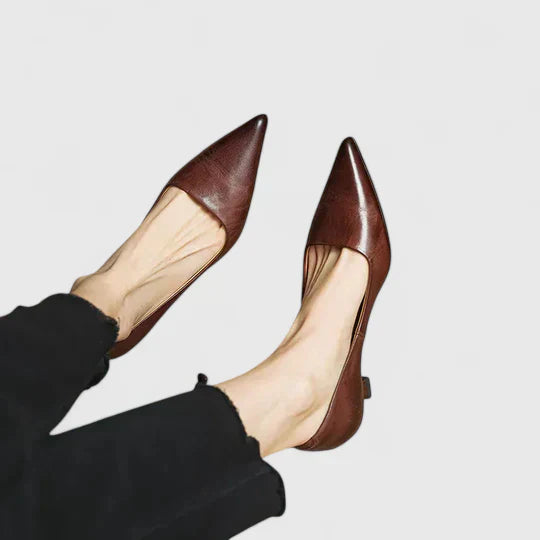 Layla Kitten Heels – Elegante Læder Kitten Heels med Udskåret Design