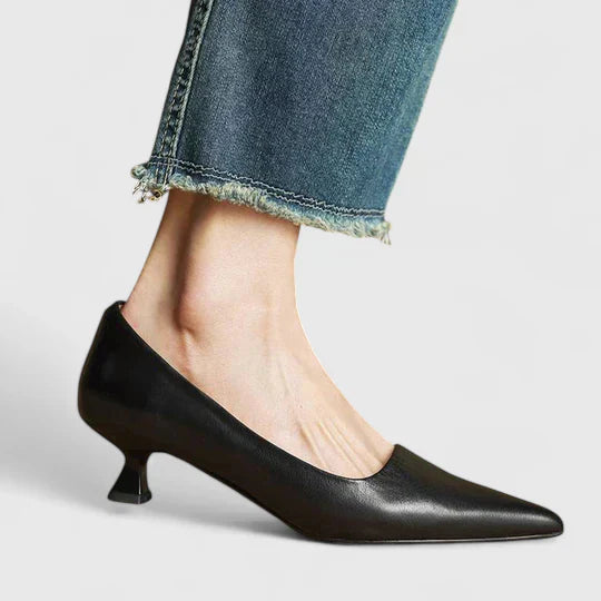 Layla Kitten Heels – Elegante Læder Kitten Heels med Udskåret Design