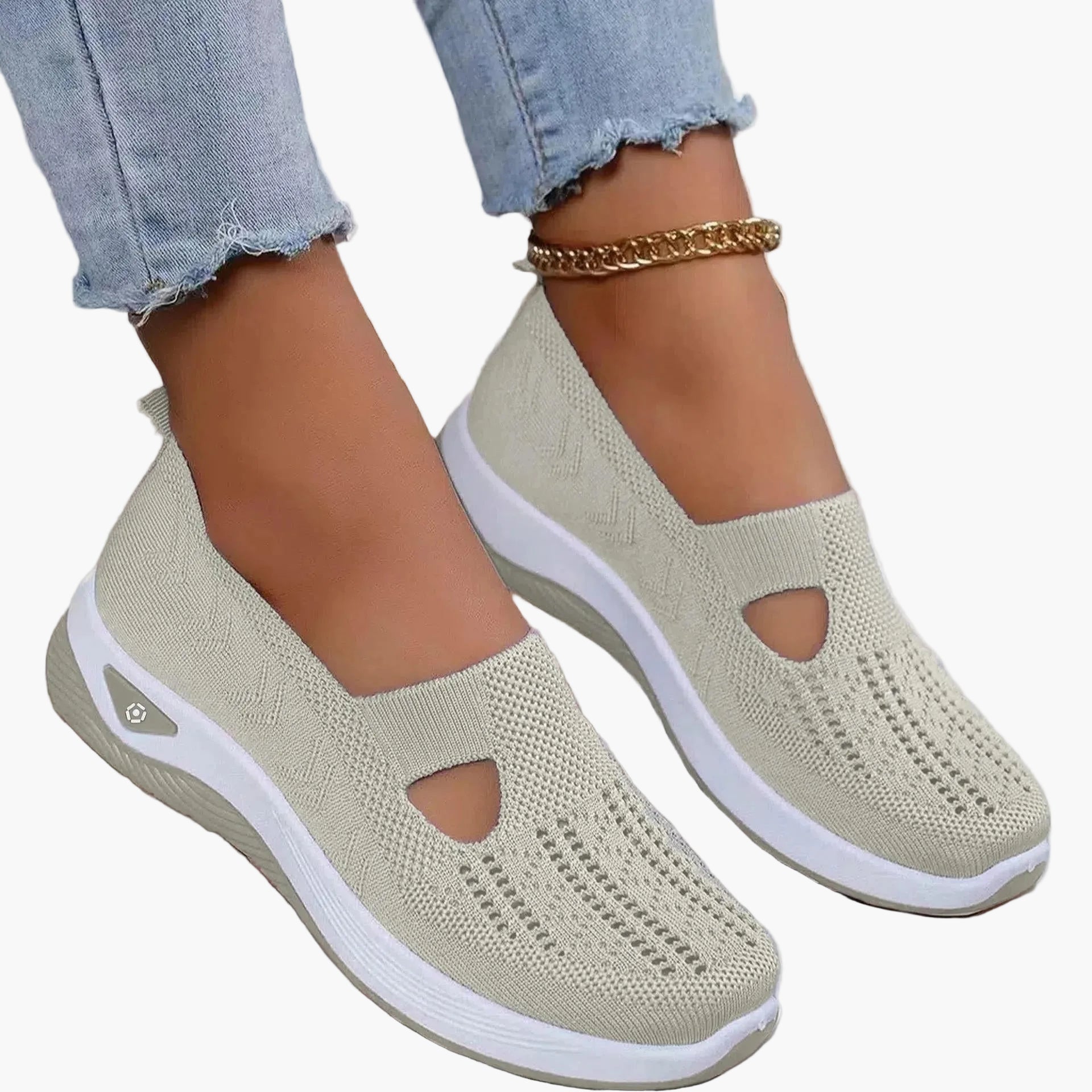 Damesneakers med strikket overdel, udskæring og hvid sål