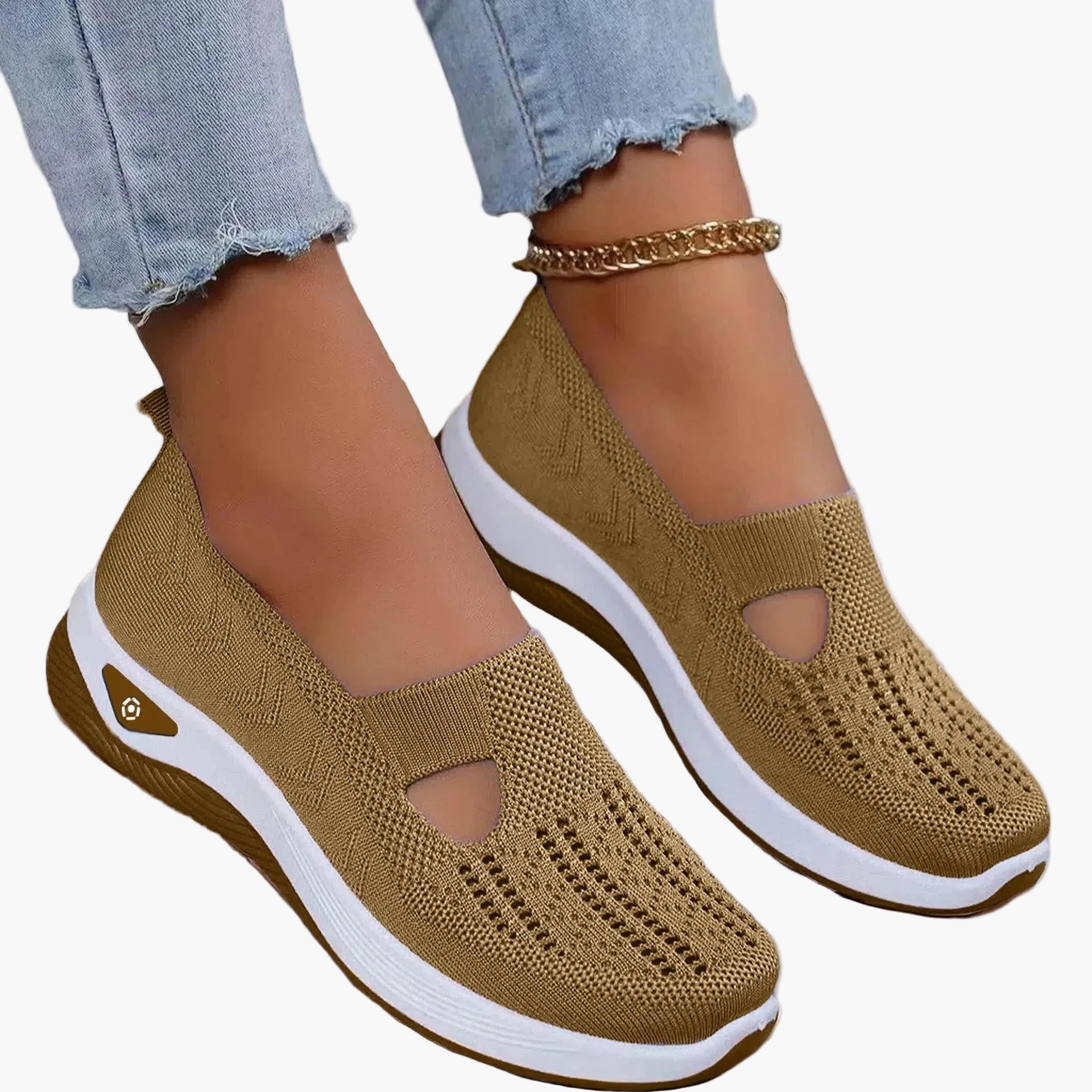 Damesneakers med strikket overdel, udskæring og hvid sål