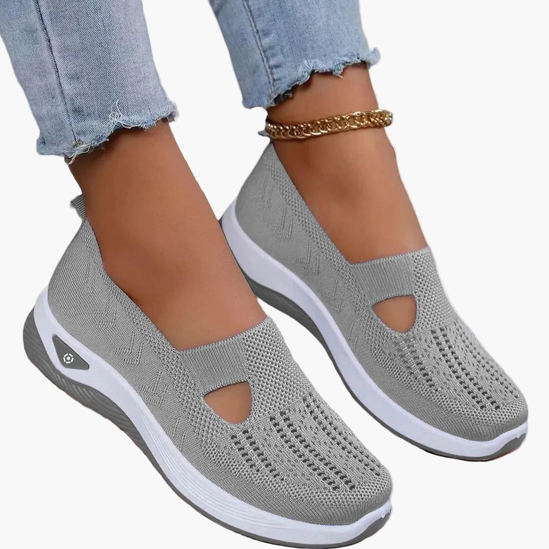Damesneakers med strikket overdel, udskæring og hvid sål