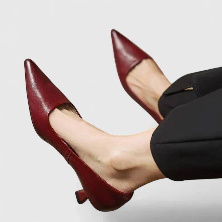Layla Kitten Heels – Elegante Læder Kitten Heels med Udskåret Design