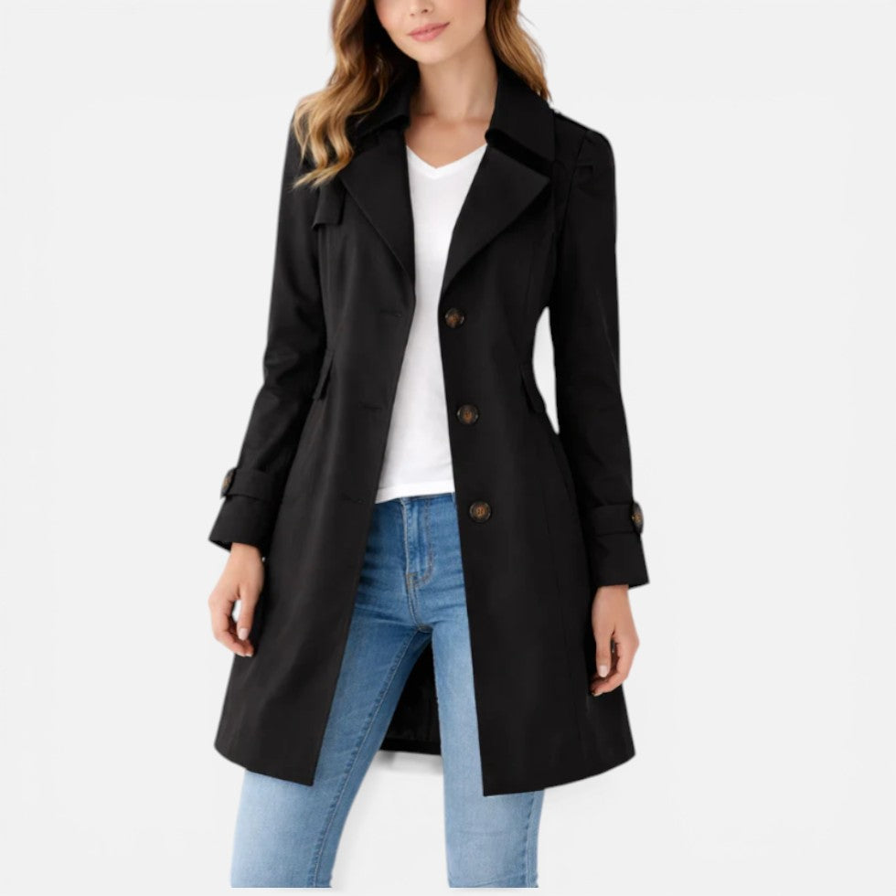 Dame i klassisk trenchcoat med slagkrave, knapper og lange ærmer