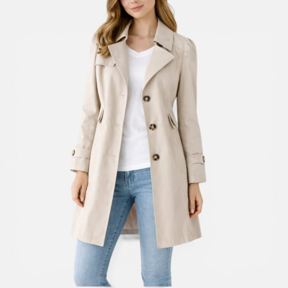 Dame i klassisk trenchcoat med slagkrave, knapper og lange ærmer
