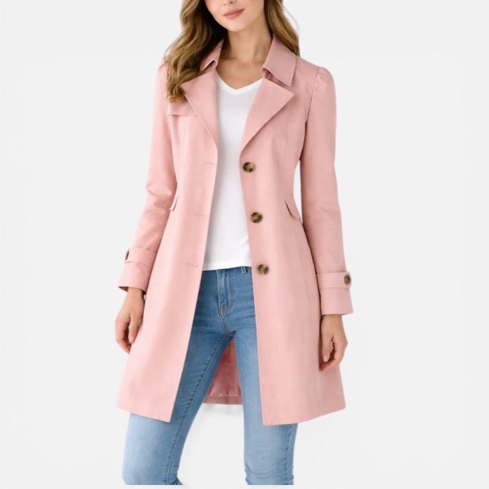 Dame i klassisk trenchcoat med slagkrave, knapper og lange ærmer