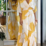 Calypso | Blomstret Kjole med Feminint Snit