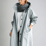 Dame trenchcoat med hætte, knapper og store forlommer
