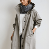 Dame trenchcoat med hætte, knapper og store forlommer