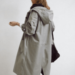 Dame trenchcoat med hætte, knapper og store forlommer