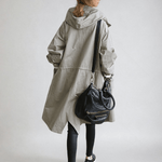 Dame trenchcoat med hætte, knapper og store forlommer