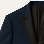 Herre i tredelt jakkesæt med blazer, vest og bukser