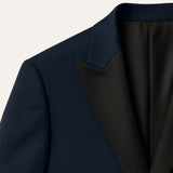 Herre i tredelt jakkesæt med blazer, vest og bukser