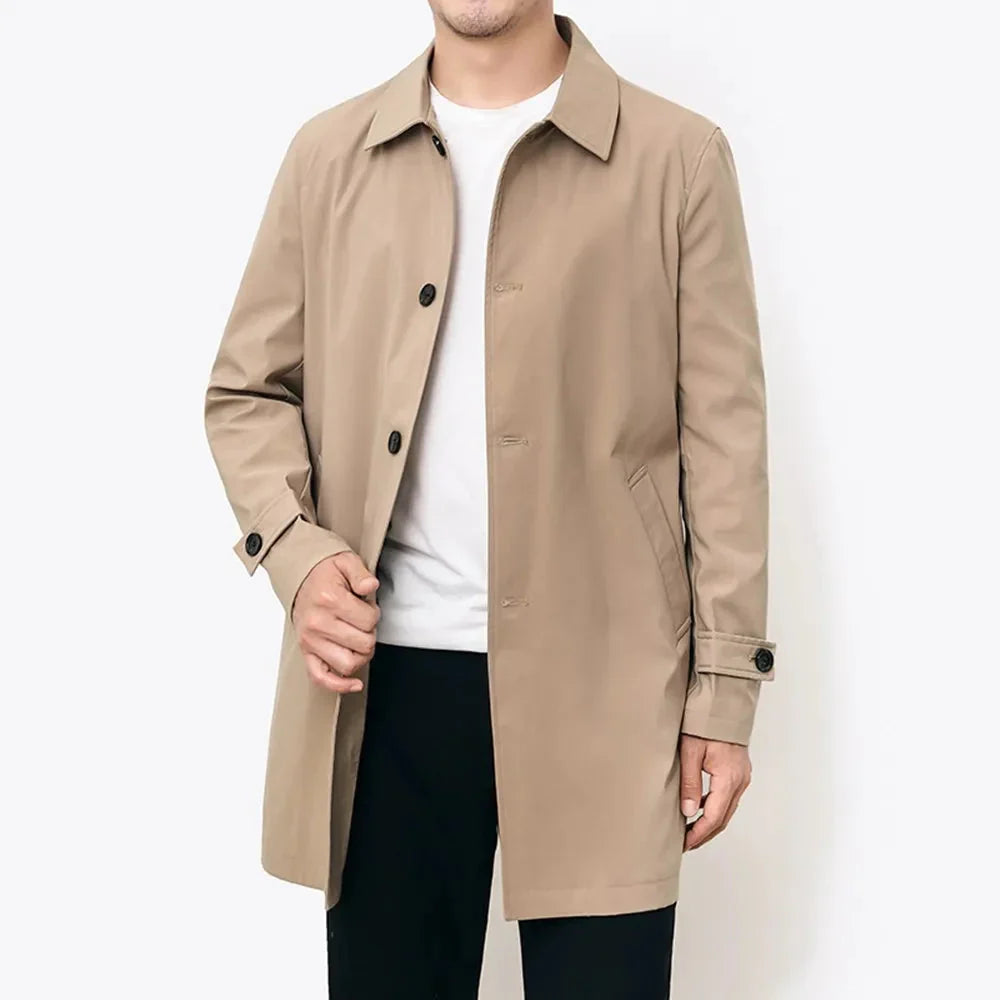 Herretrenchcoat med skjortekrave, knaplukning og skrå lommer
