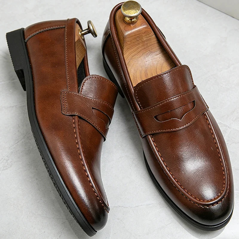 Herre loafers med penny rem, vist i brun og sort