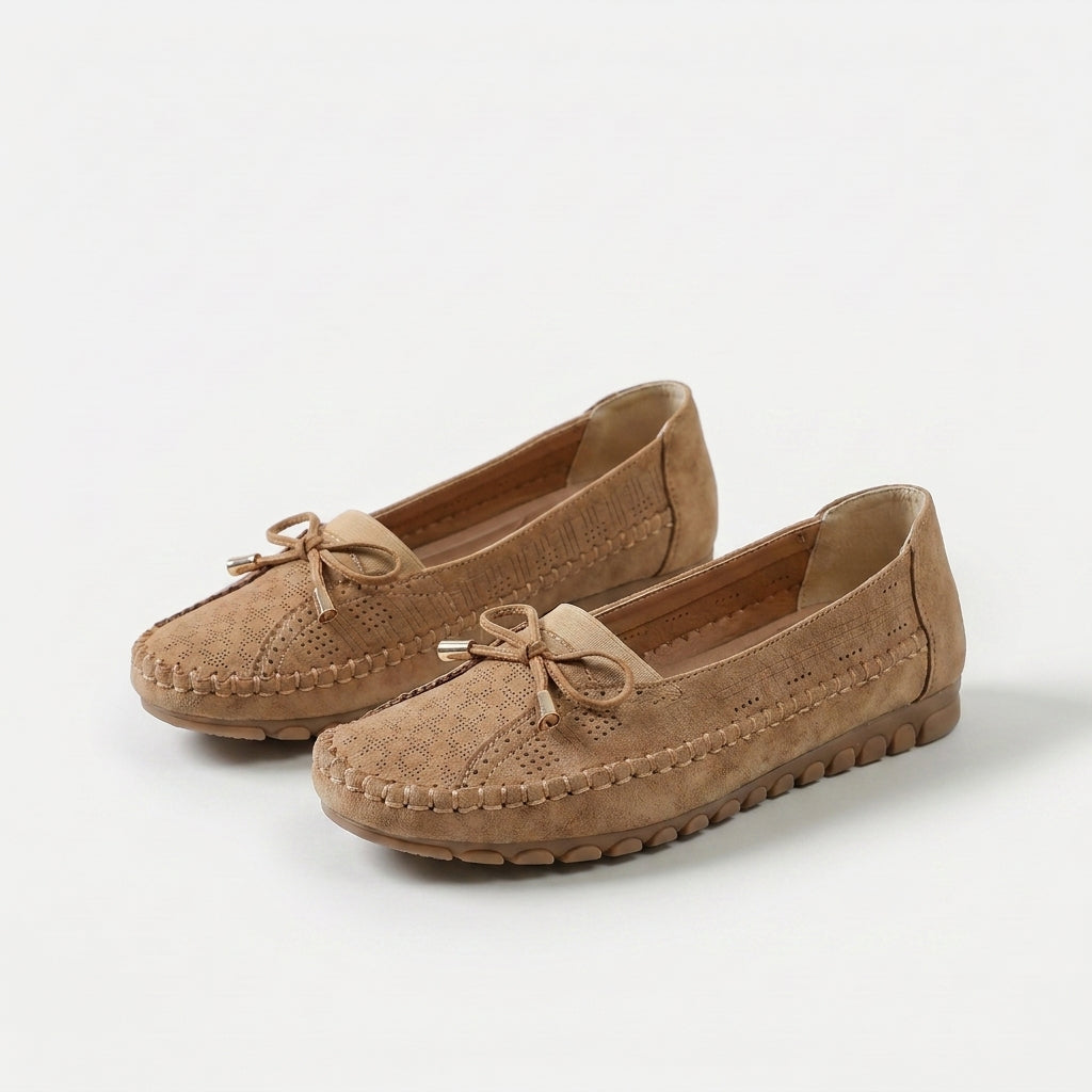 Dame loafers med perforeret overflade, sløjfedetalje og flad rillet sål