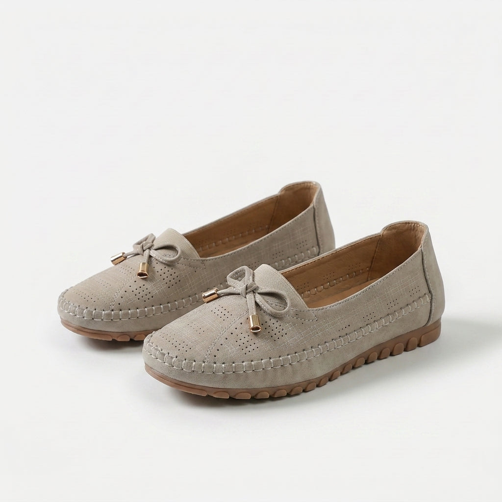 Dame loafers med perforeret overflade, sløjfedetalje og flad rillet sål
