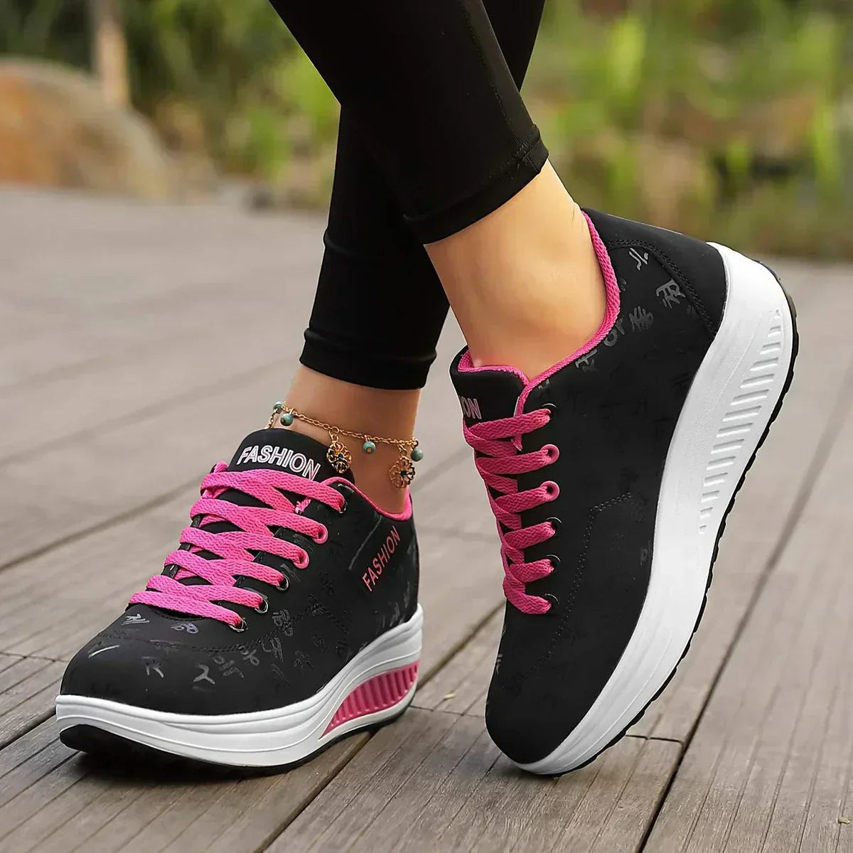Damesneakers med snørebånd, rund tå og kraftig sål