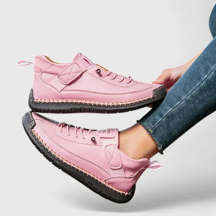Dame sneakers med snørebånd, rund tå og flad rillet sål