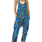 Kvinde i blå blomsterprintet jumpsuit med spaghettistropper