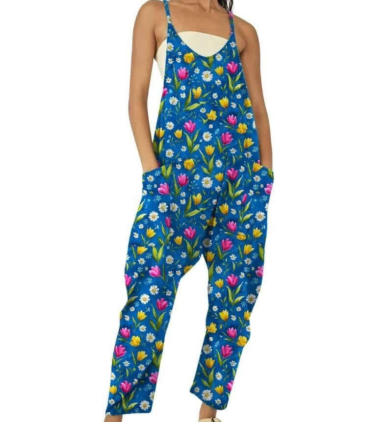 Kvinde i blå blomsterprintet jumpsuit med spaghettistropper