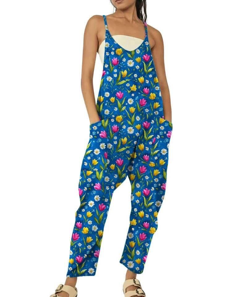Kvinde i blå blomsterprintet jumpsuit med spaghettistropper