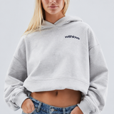Damehættetrøje med hætte, lange ærmer, kort oversize pasform og brysttryk