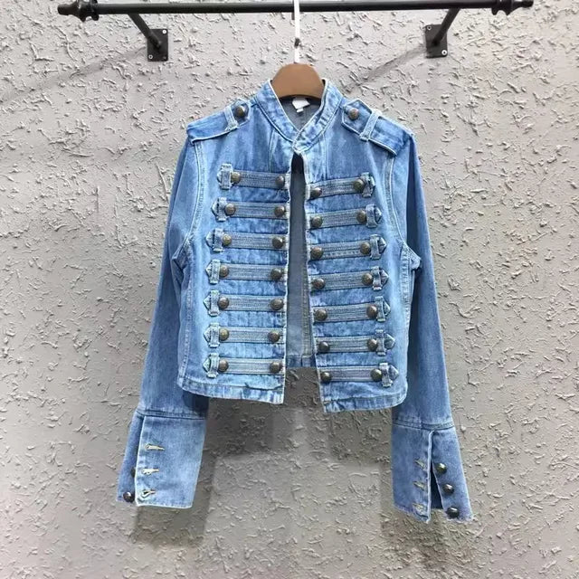Dame denimjakke med ståkrave, lange ærmer og dekorative knaprækker